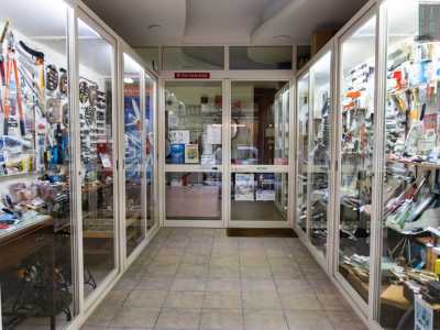 Accediamo alla bottega percorrendo un corridoio affiancato da vetrine...